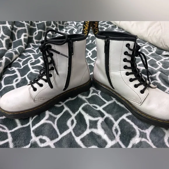 Dr martens boots.  Size 3 !!!  Hard to find size ! - Picture 3 of 9